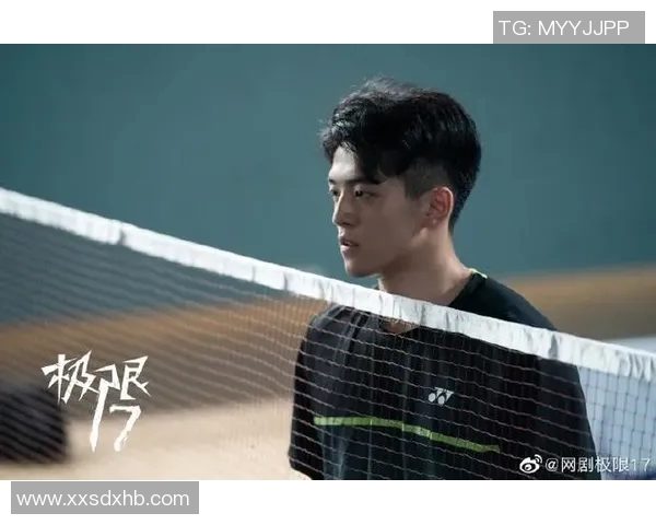 足球明星与少年梦想交汇的瞬间低头凝视的温暖时刻